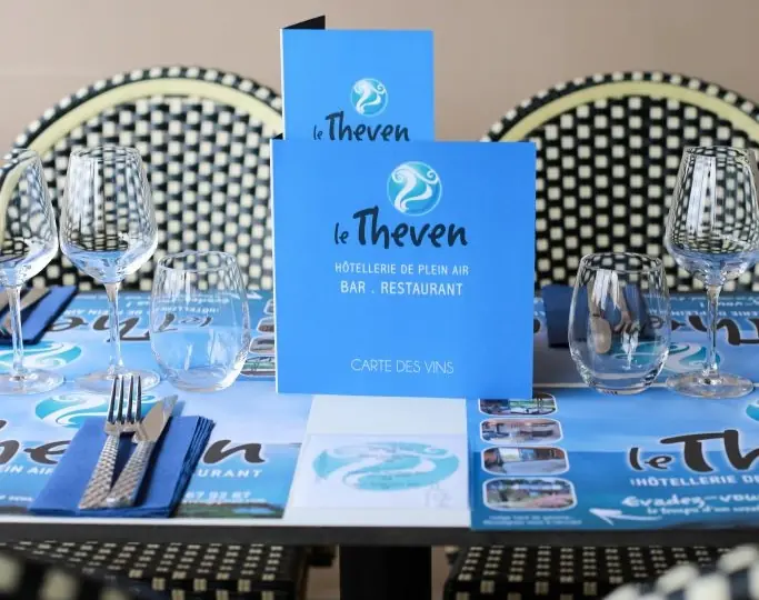 Camping Theven : la carte du restaurant sur une table