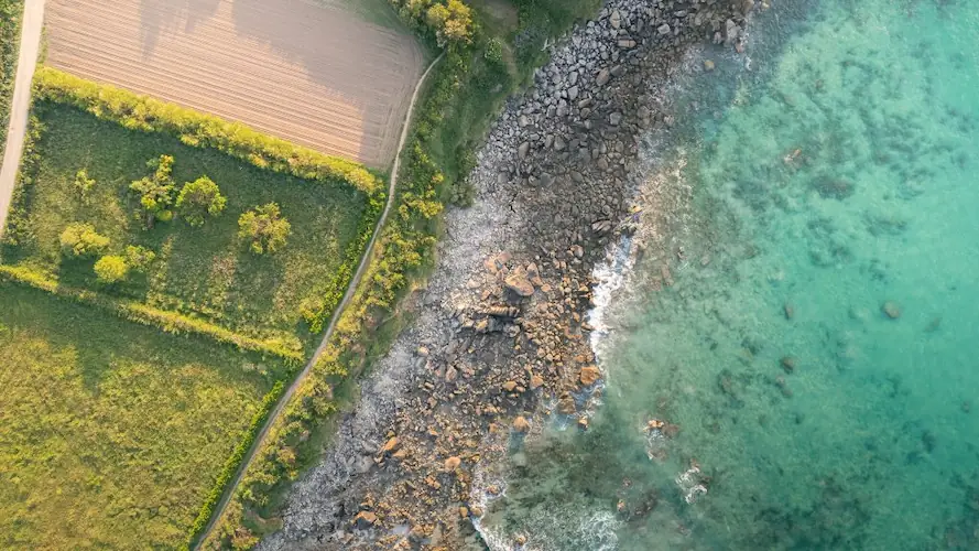 Vue du ciel du bord de mer près du camping nature en bretagne