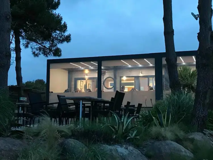 Camping Theven : Pergola du restaurant près de Cleder